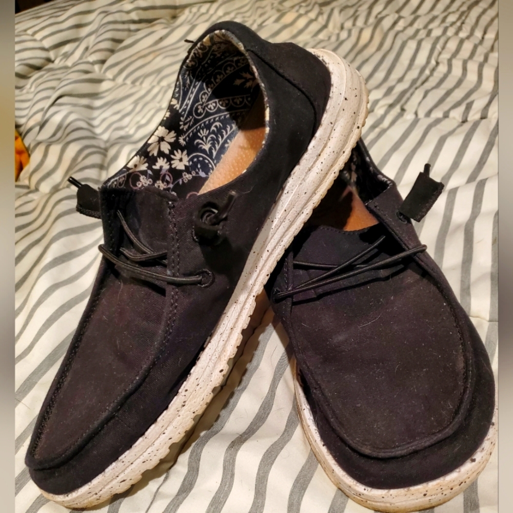 Hey Dudes, in nearly new condition